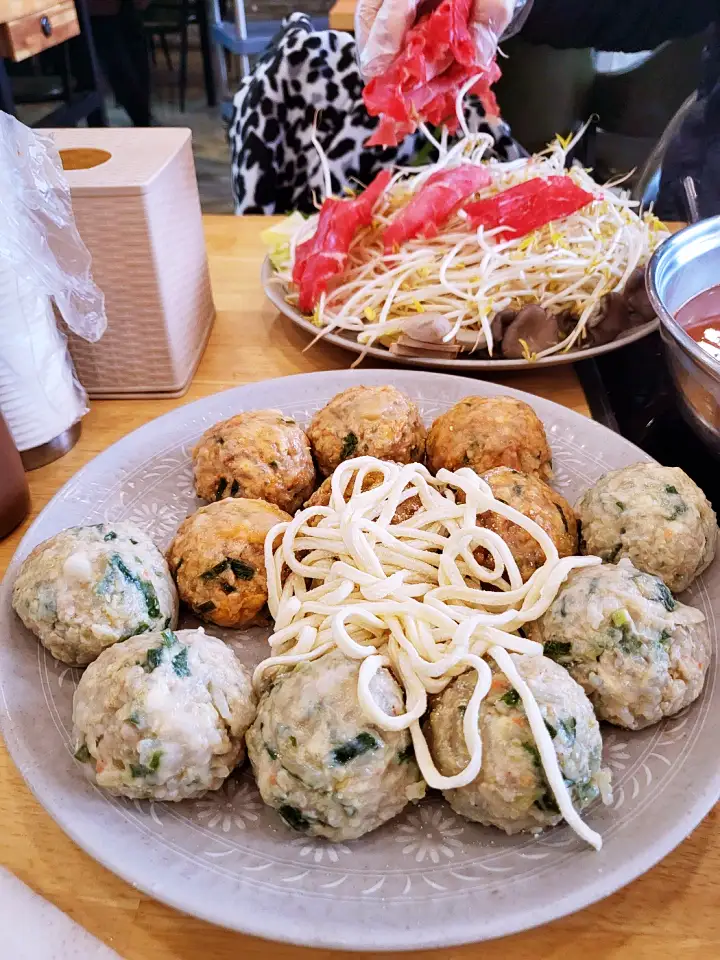 진심 가득 건강 담은 맛 시흥 물왕저수지 맛집 추천 생방송투데이 1mm 굴림복만두 밀키트 전국 택배 온라인 주문 가능 굴림만두 만두전골 오늘방송 수요맛전 맛집