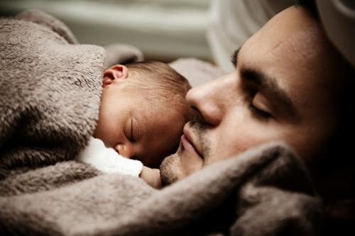 아기와 수면 중인 아빠 사진