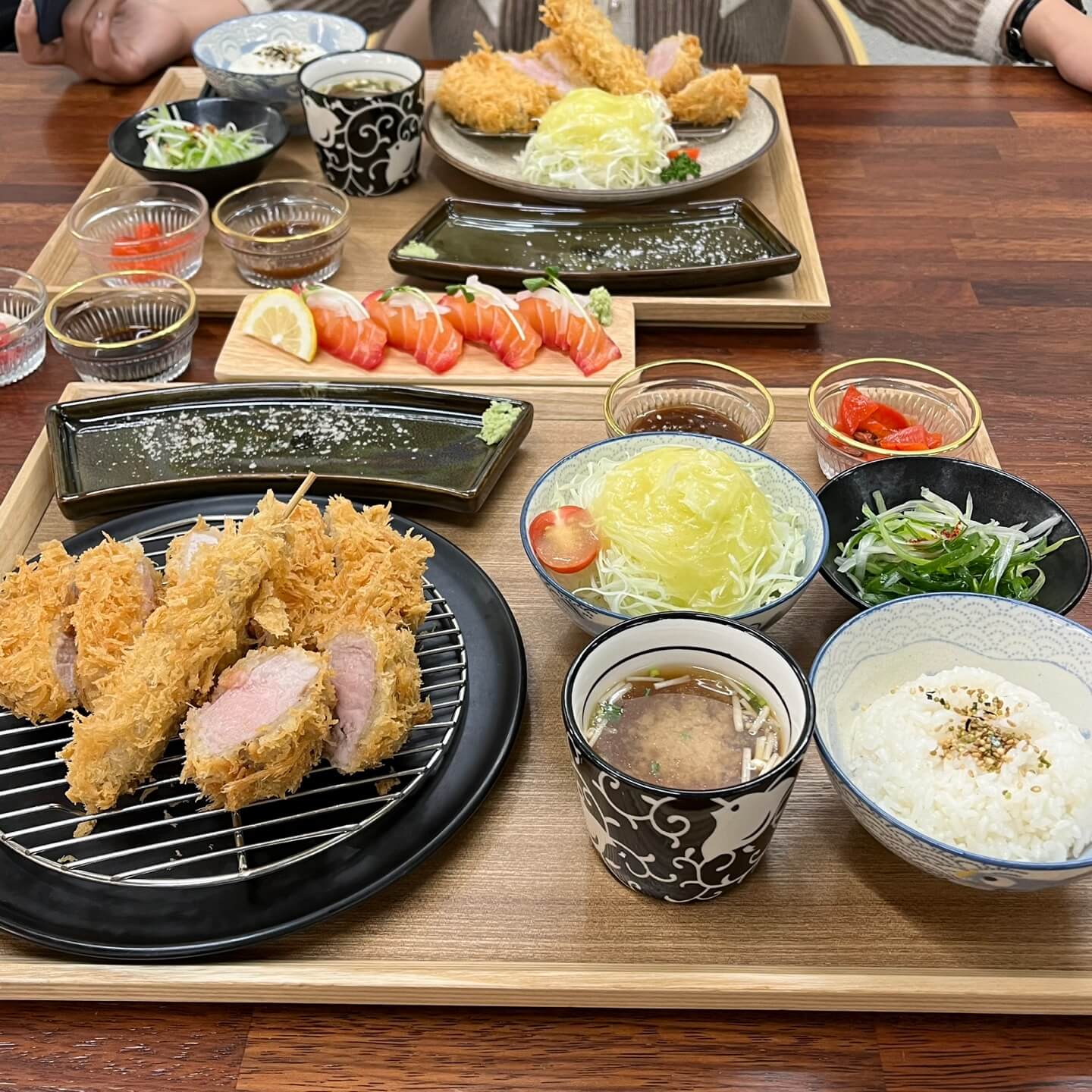 훈연라온카츠, 라온카츠 한상 각 쟁반에 담겨져 나온 모습