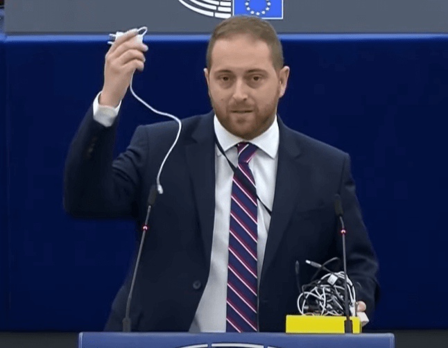 유럽 연합 관련 대표자가 전자기기 충전단자에 대해 얘기하는 장면
