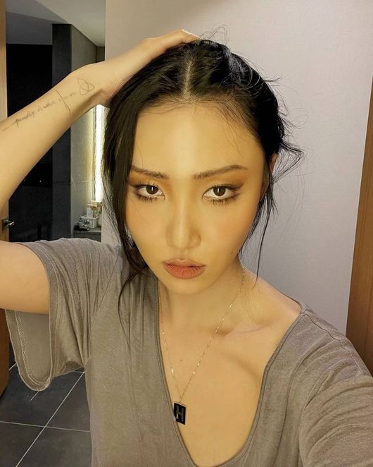  마마무 화사, 가슴팍까지 늘어난 홈웨어…한혜진 "우리 애기"