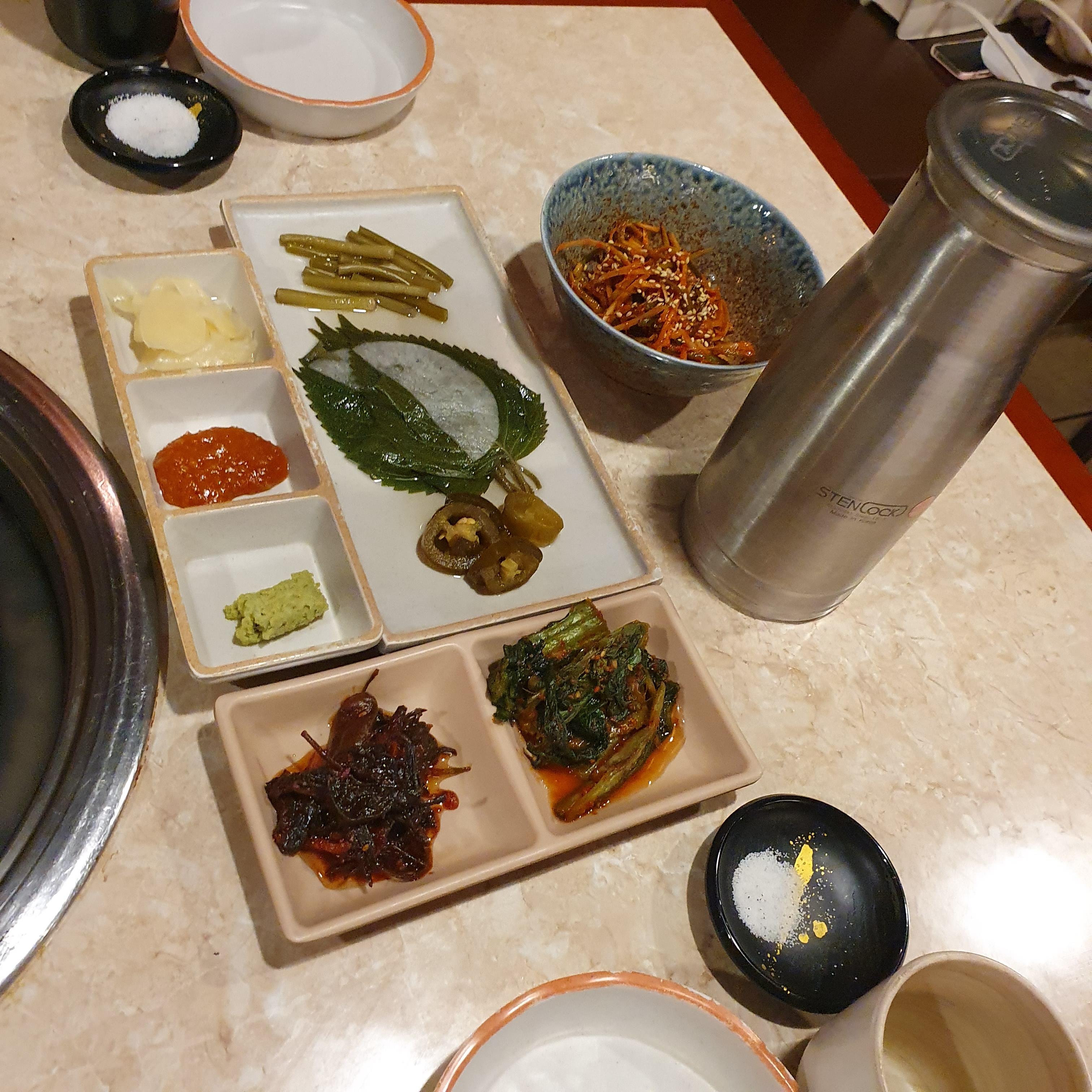 신사역 꿉당 밑반찬 구성