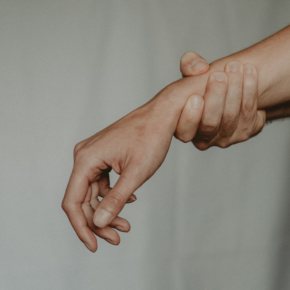  손목건초염 자가진단 - 물건들 때 찌릿하다면?
