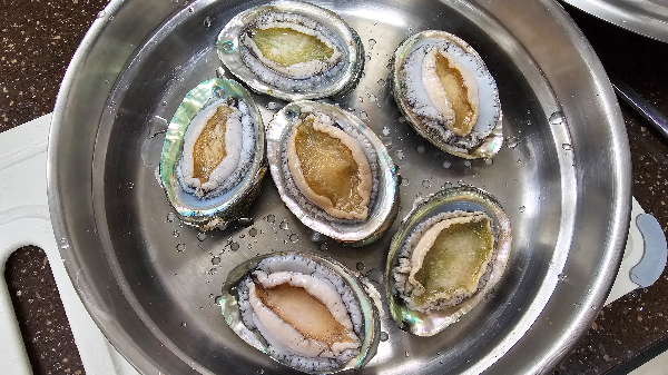 손질한 전복을 찜기에 쪄줍니다.