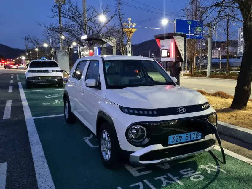 30kW 중속 충전 중인 제 캐스퍼 일렉트릭입니다.