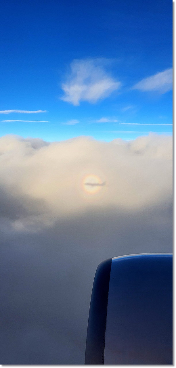 구름 위 희미한 비행기 모습