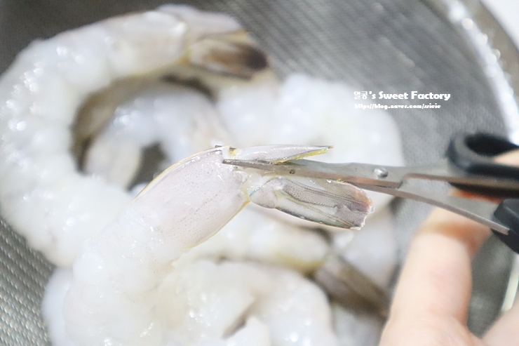 새우 감바스를 만드는 방법은 감바스 알 아질요 새우이다. 5