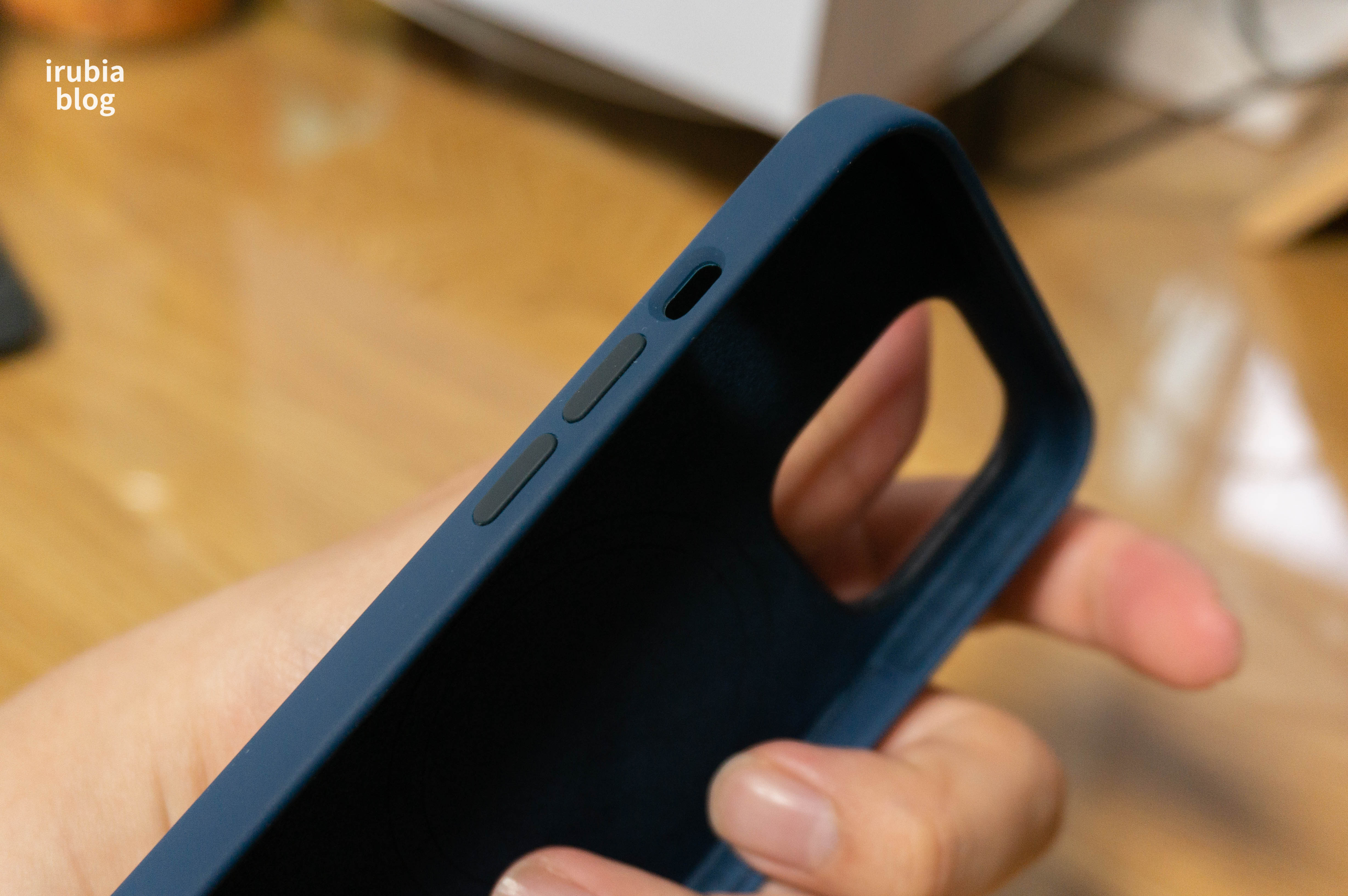 iPhone 13 Pro 실리콘 케이스 어비스 블루의 모습.