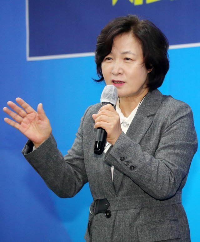  SNS에 기자 실명·연락처 공개한 추미애, 200만원 배상 판결 추 전 장관과 조직폭력배 조직원이 함께 사진 촬영한 사실 보도한 A씨와 나눈 문자 내역 공개 악의적 보도라 비판
