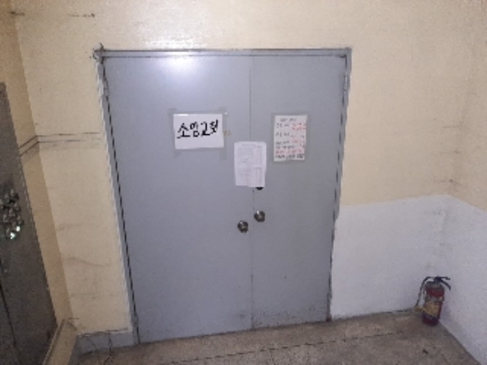 인천지방법원2022타경3884 지하층 철문(잠겨 있음)