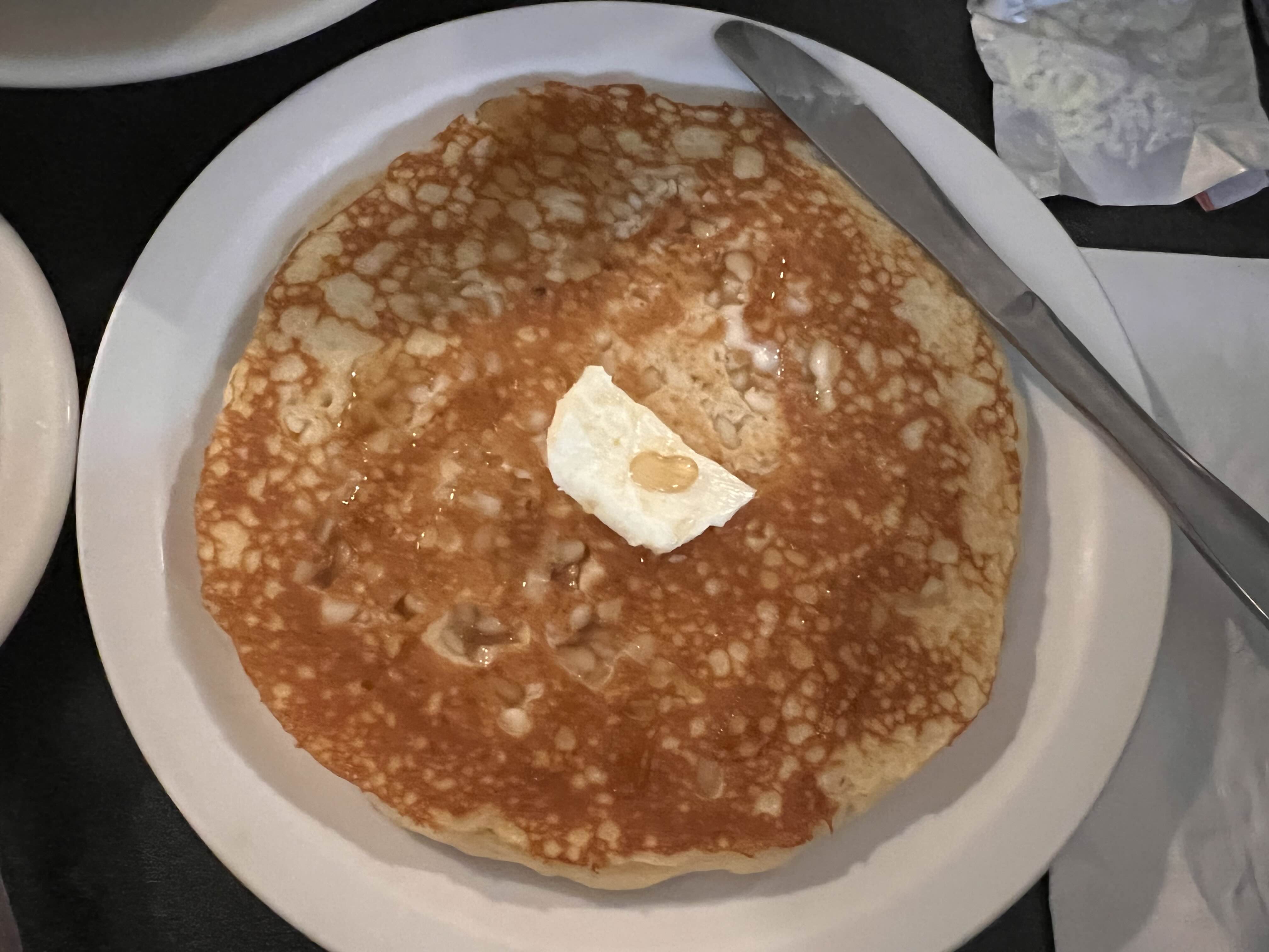 버터를 올린 마카다미아 팬케이크