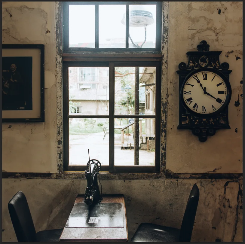 포토샵cc로 생성형 채우기를 통해 액자와 시계를 넣은 모습