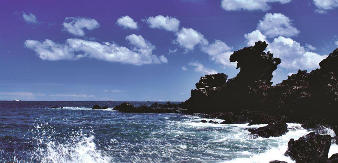 용두암과 파도치는 바다