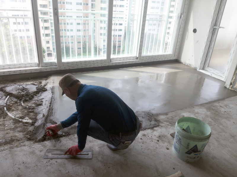 거실 벽면에 매입 박스를 시공한 무몰딩 인테리어 용인시 아파트 거실 리모델링 - 6