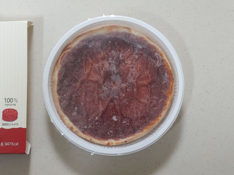 조리전 냉동된 피자 모습