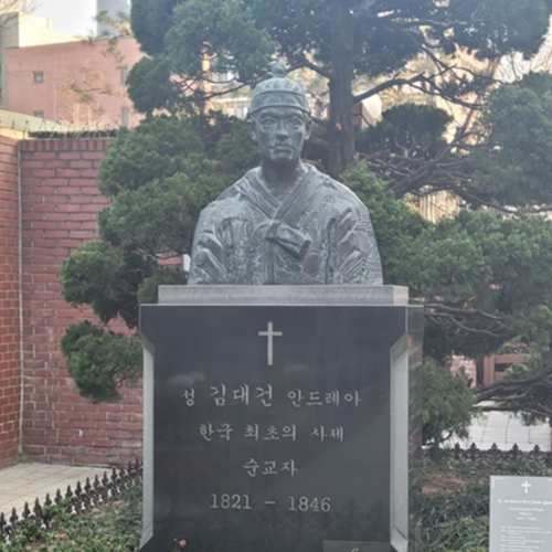 사진은 서울 명동성당 건물 옆에 있는 성 김대건 안드레아 신부 상입니다.