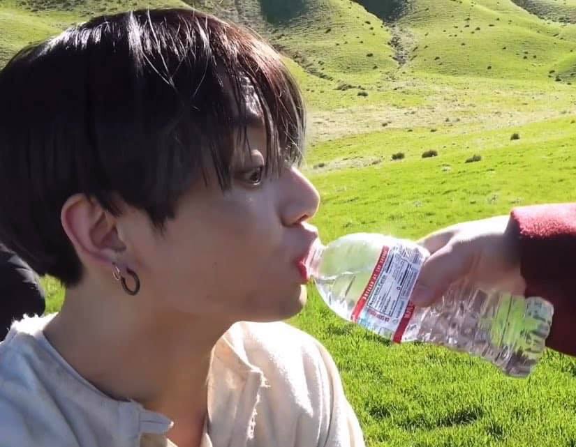  방탄소년단 정국 물 마실때 귀여운 습관 모음