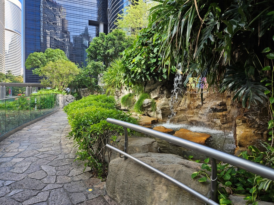 홍콩 고층 빌딩 사이에 있는 청콩 공원&#44; 가볼만한곳 - 도심속 작은 공원