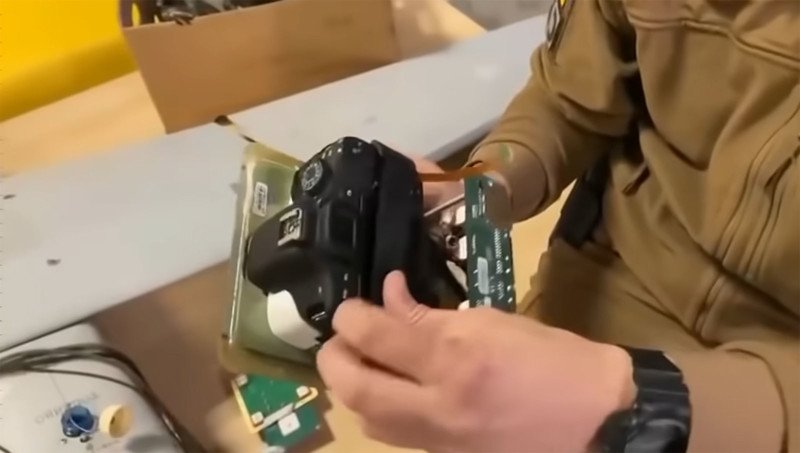 카메라는 후크 앤 루프 패스너 스트립이 있는 보드에 장착되어있다. (일반적으로 Velcro라 함)