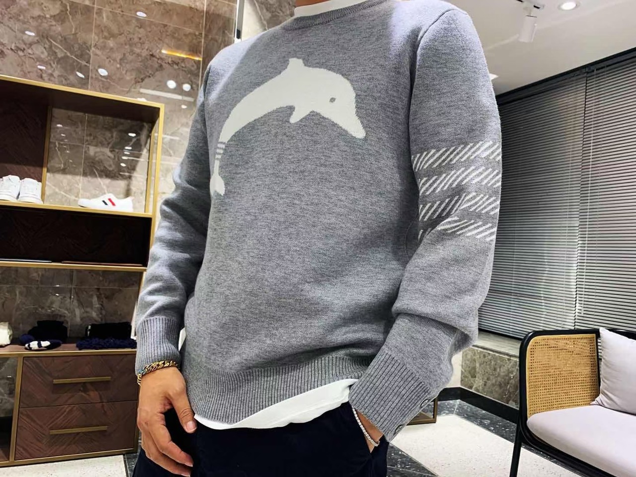  [THOM BROWNE] 톰브라운 사선 메리노 돌핀 아이콘 크루넥 니트 스웨터 MKA281A00014055