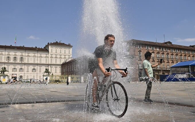  48도 넘는 유럽의 폭염 VIDEO: What's causing Europe's heatwave?