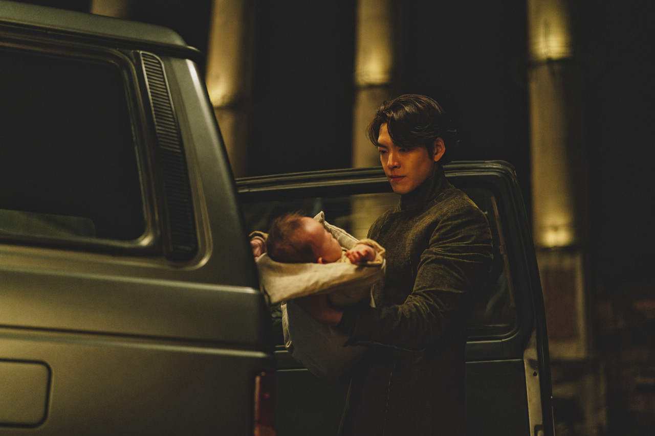 영화 Alien + Person 1부 아기를 안고 있는 경비원