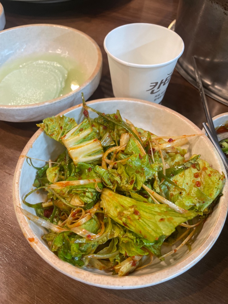 정갈한 밑반찬과 겉절이