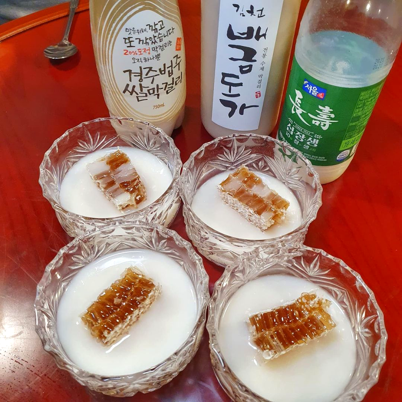 벌꿀이 올려진 막걸리