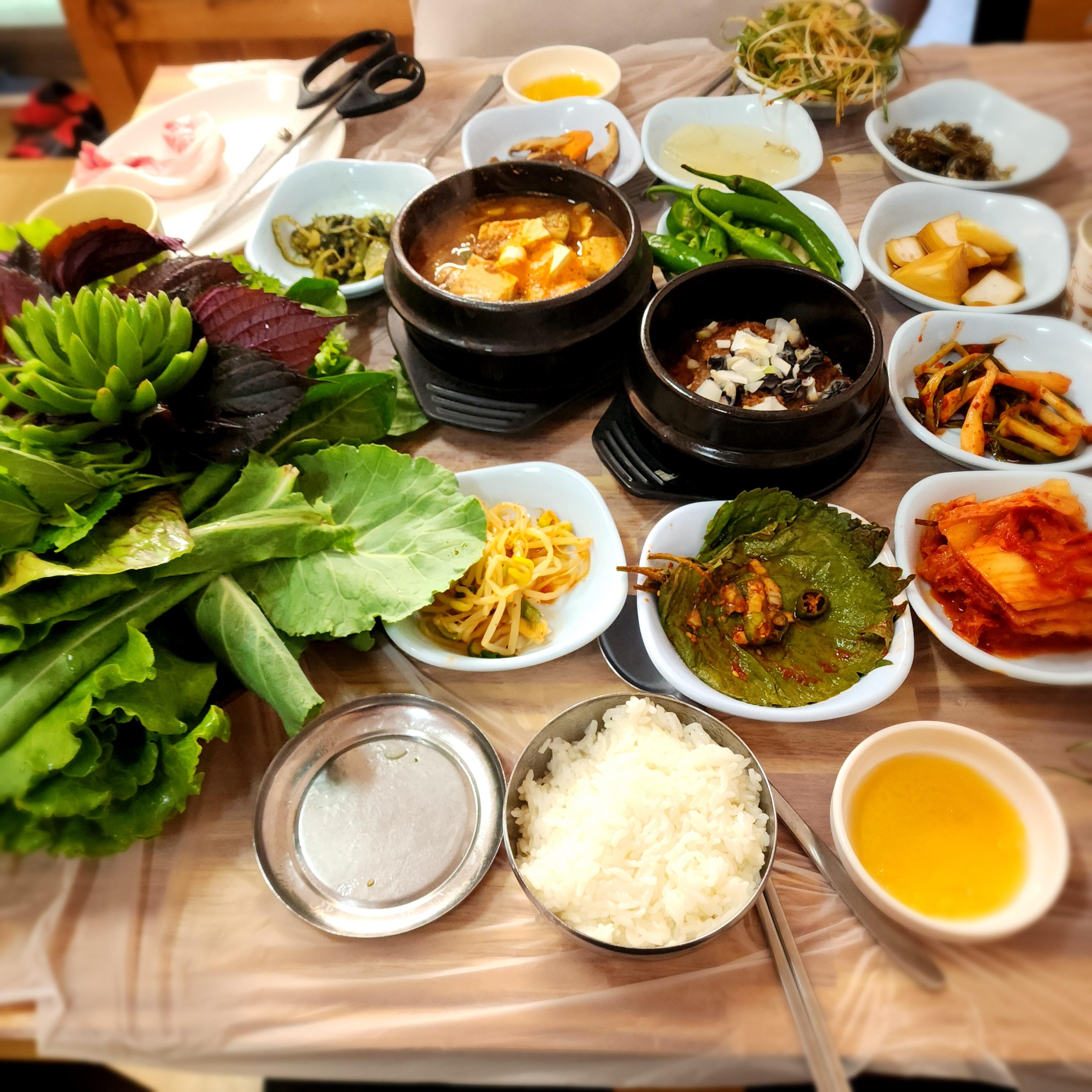  태안 고향쌈밥 삼겹살과 푸짐한 쌈의 조화로움