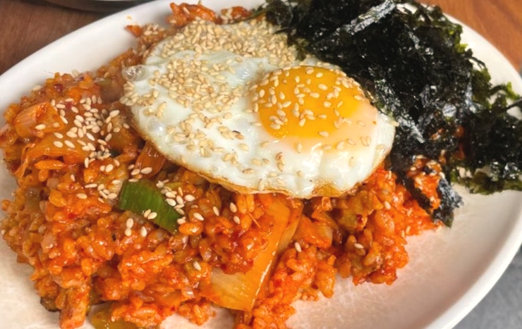 김치볶음밥-위에-달걀후라이-김가루