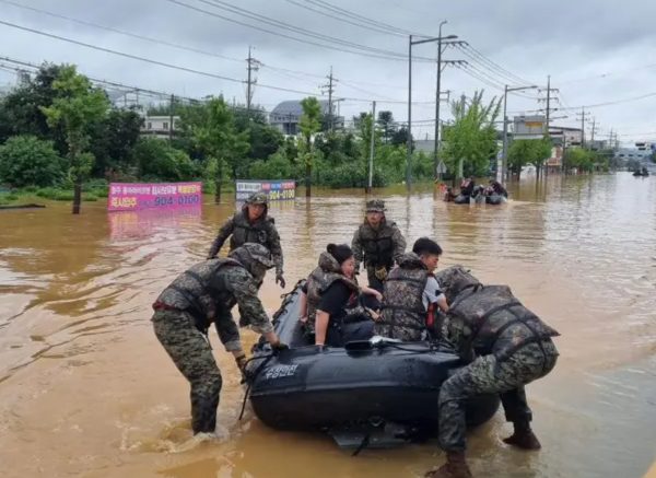 구조작업 중인 해병들