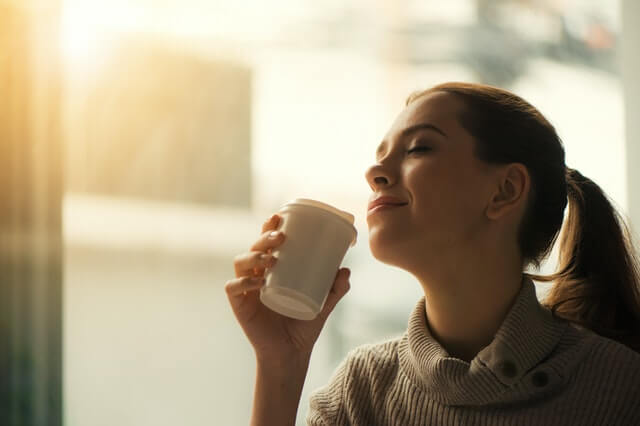 커피를 마시고 있는 여자사진