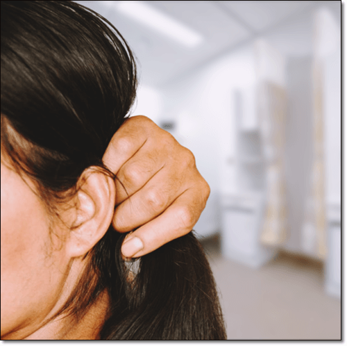 한쪽 귀 먹먹 통증이 있는 여성
