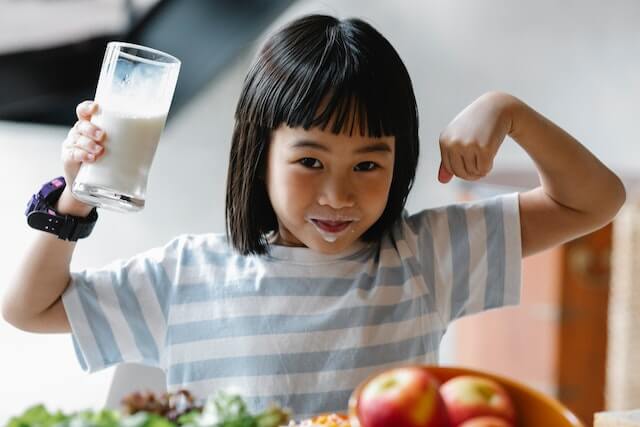 우유마시는 아이