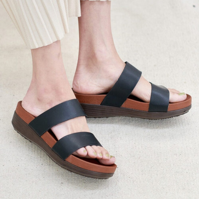  도톰한 쿠션감 있는 4cm 굽 투밴딩 슬리퍼