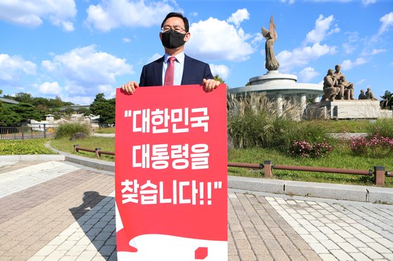  전국에 몰아닥친 코로나 여파, 1인 시위