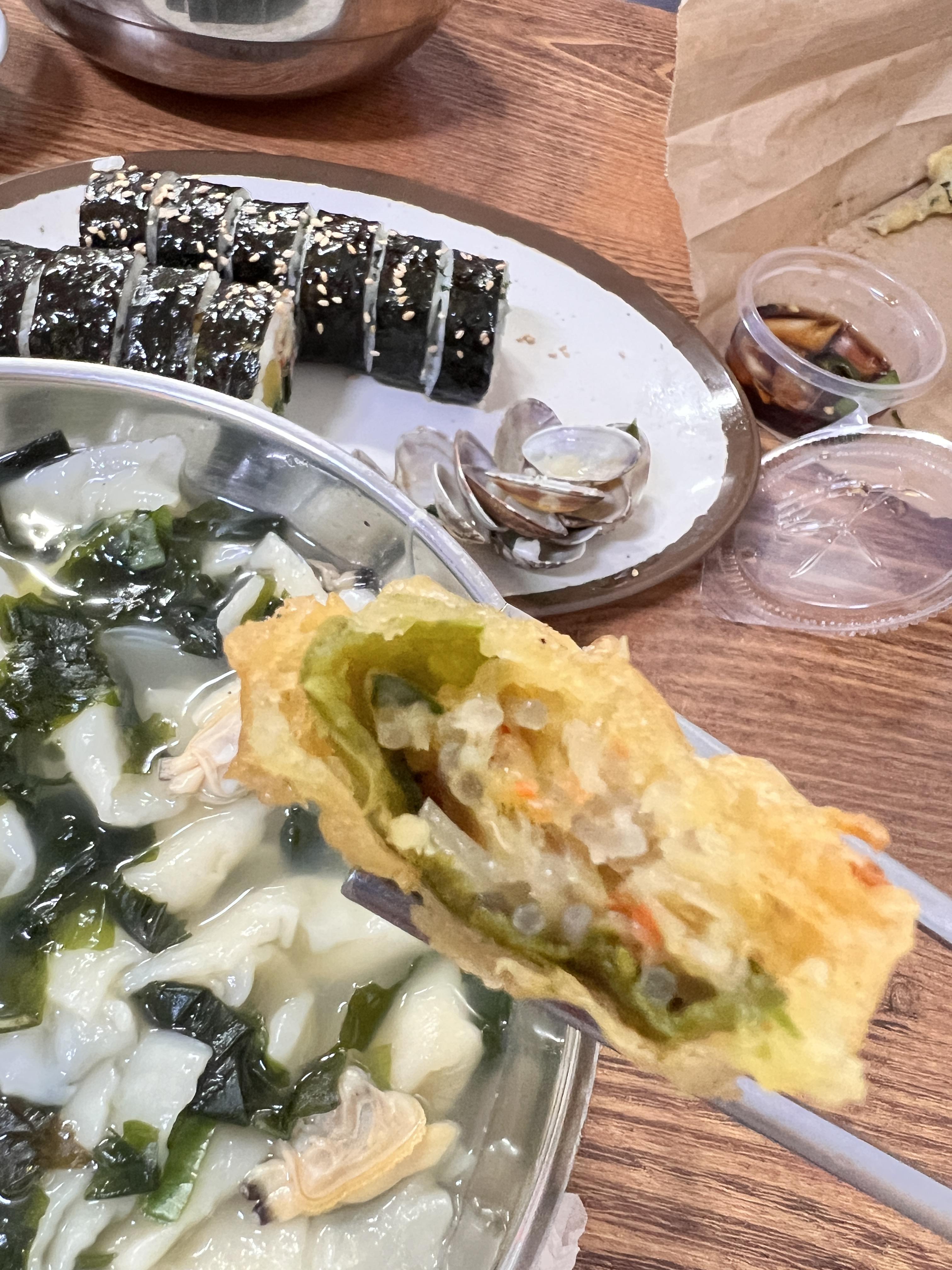 오동통한 고추튀김안에는 당면과 다진고기반죽이 들어가 있습니다