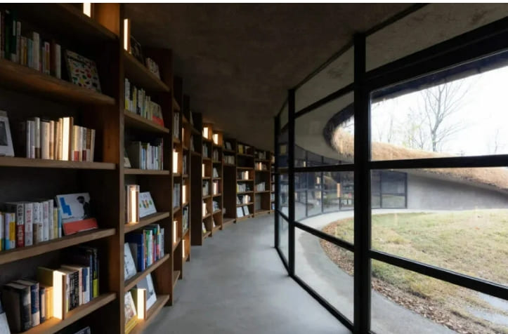 일본 쿠르쿠 들판의 지하 도서관 Underground library in japan&rsquo;s kurkku fields invites bookworms in a cavern-like reading space
