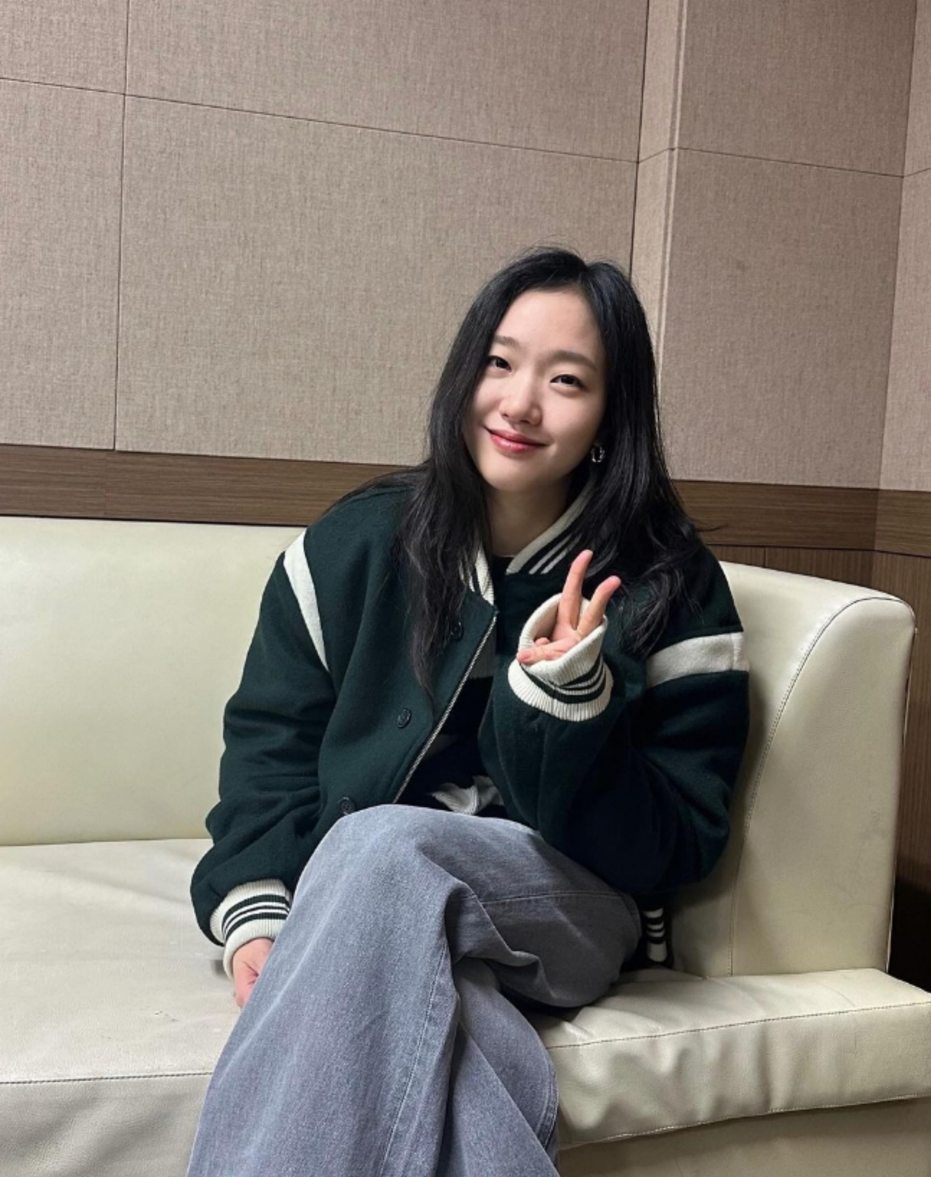  김고은 캠퍼스룩 바시티 자켓 코디 새내기 대학생 같네