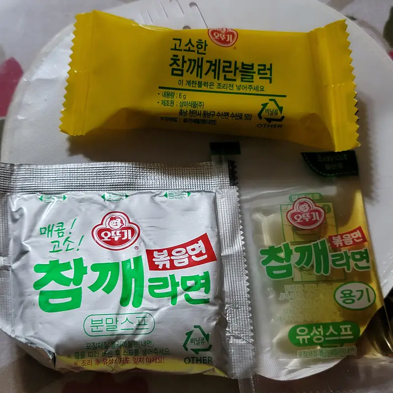 오뚜기-참깨라면-볶음면-유성스프,분말스프,참깨계란블럭-사진