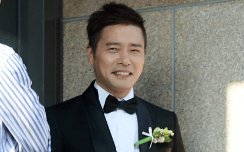 "결혼도 하고 아들도 낳고 잘 살았습니다." 가족 몰래 재혼을 하고 오토바이를 타고 원조 꽃미남 가수 수준에 올랐다. 6