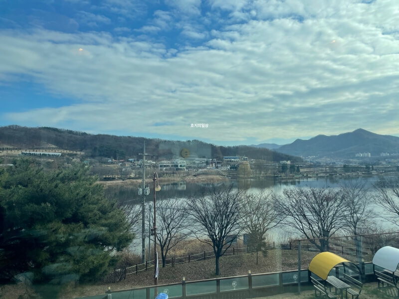 아산 한정식 맛집 오월의 꽃수레 - 산정호수 전경