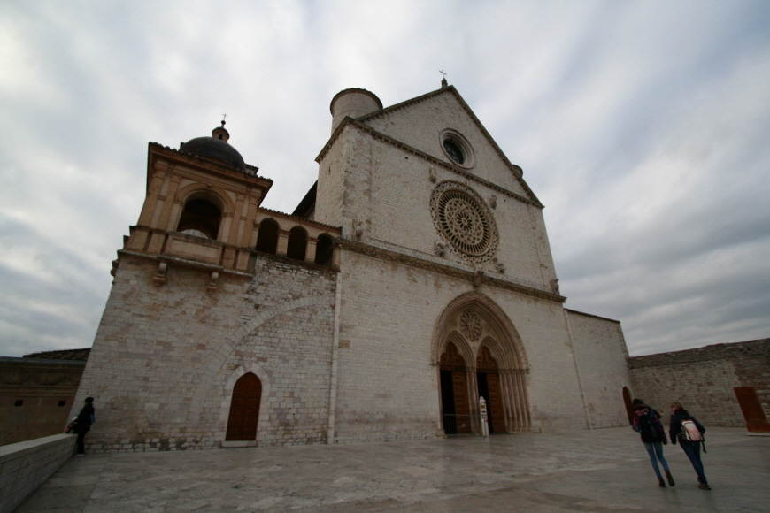 로마-고딕양식의-성프란체스코성당
