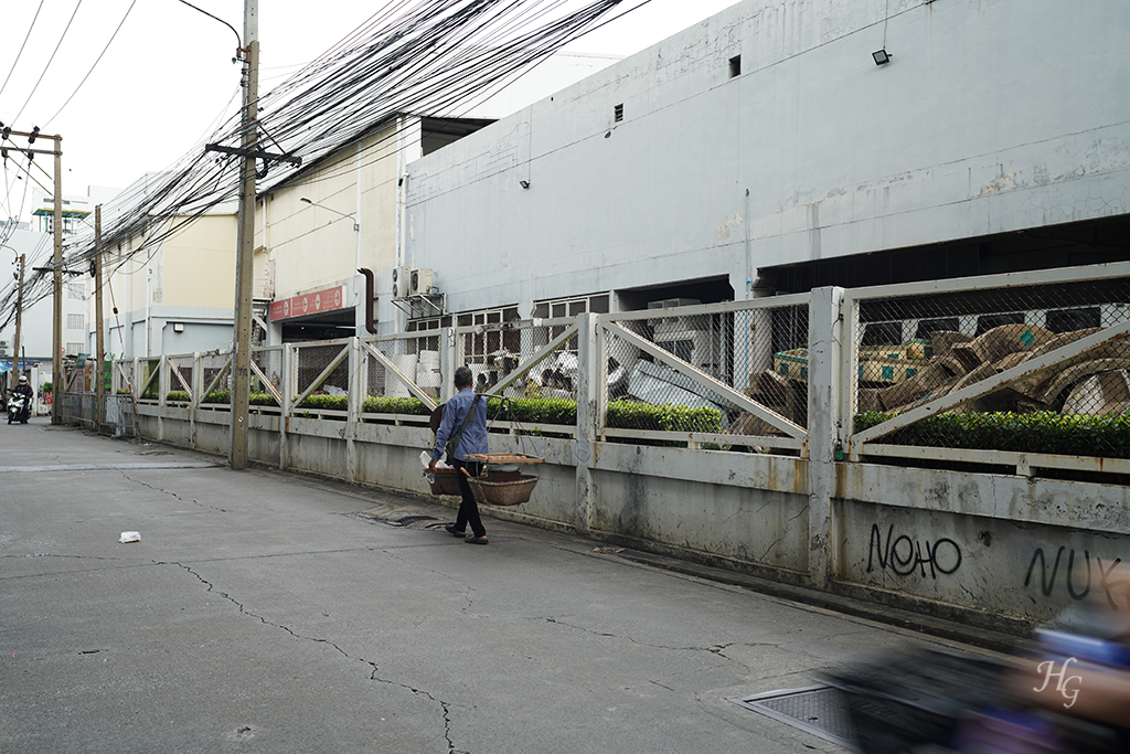 태국 방콕 골목길 지게꾼과 오토바이