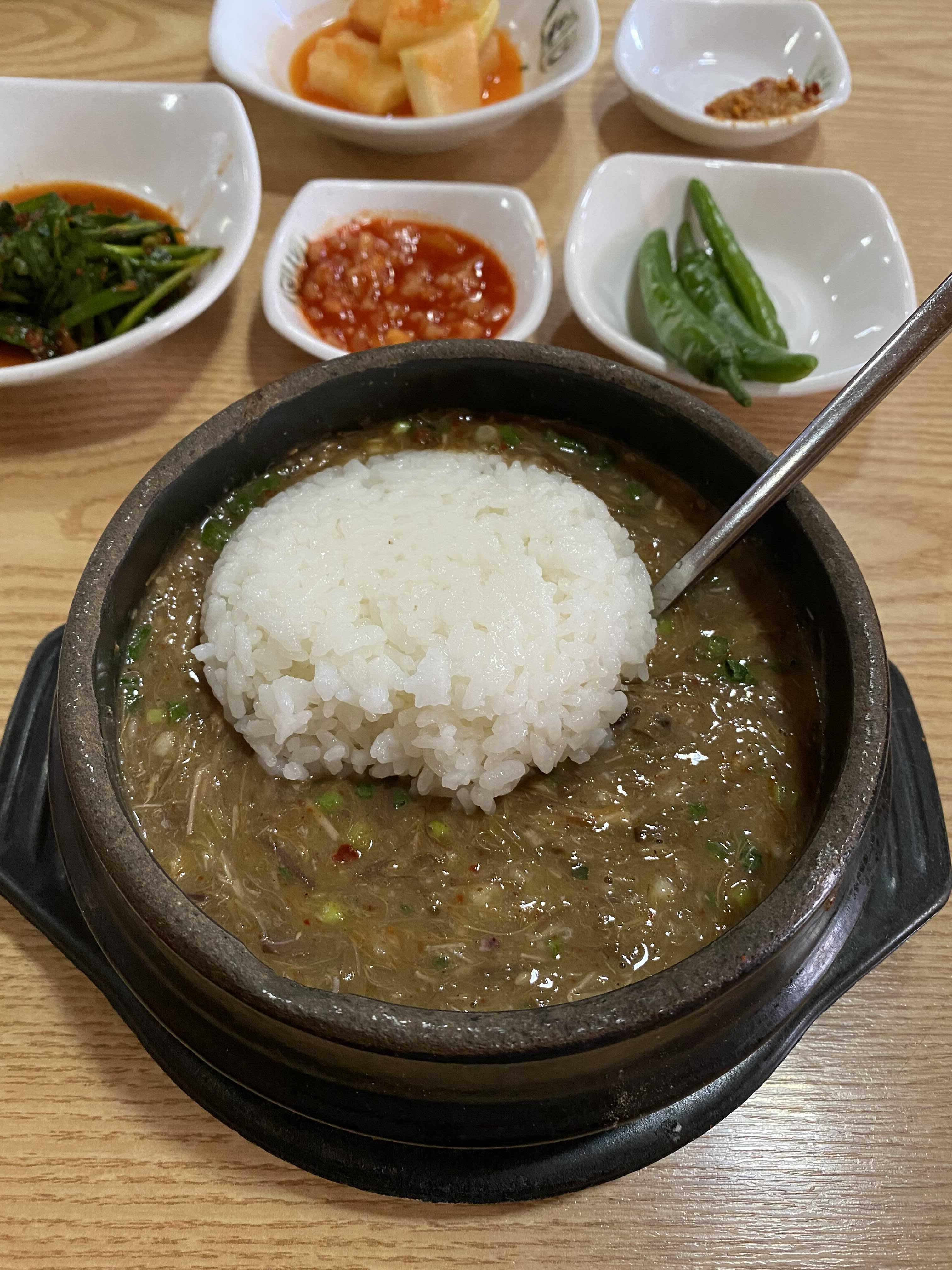 고사리육개장에 밥을 말아주면 간이 맞다