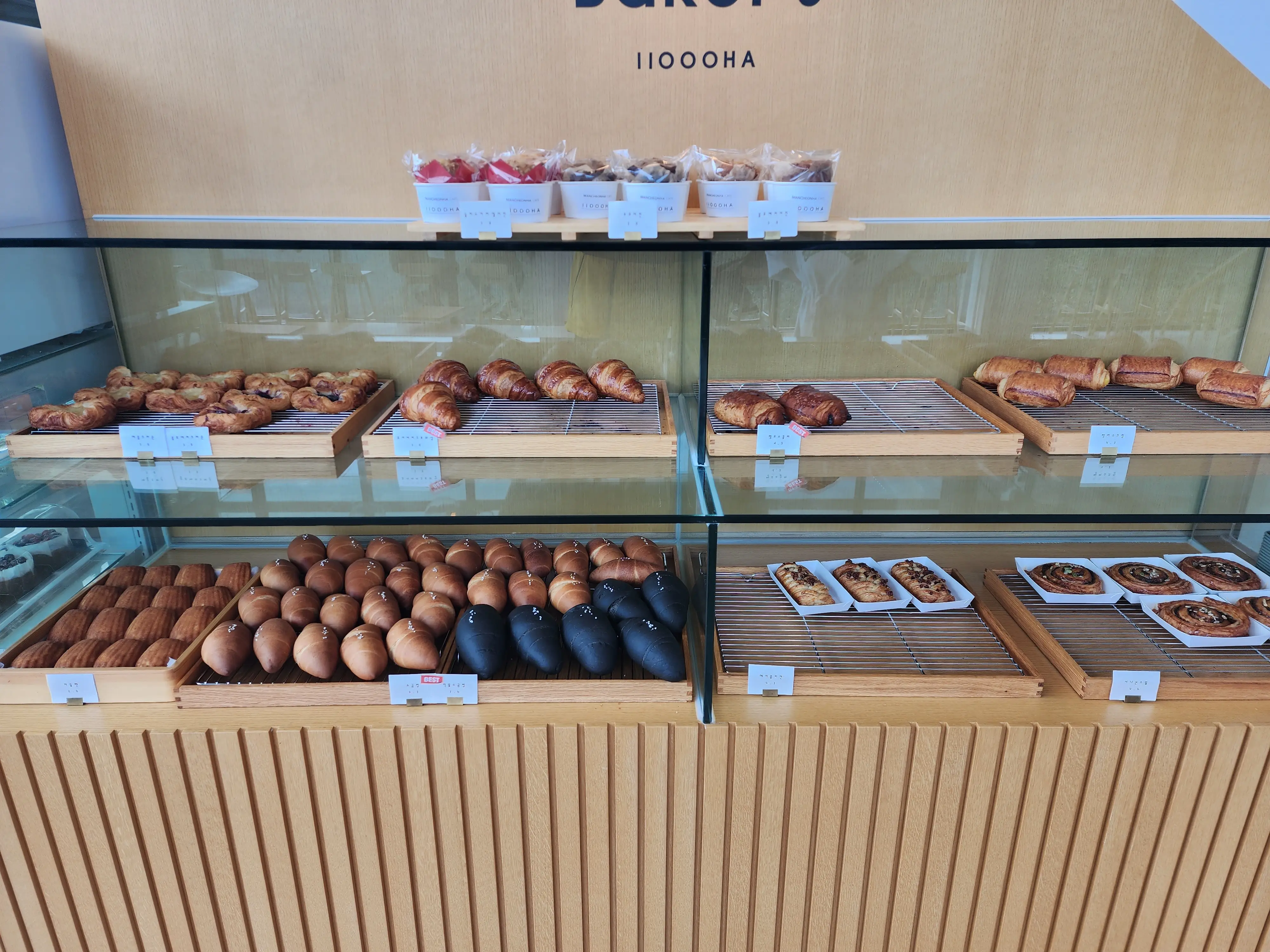 만천하 스카이워크 전망대 근처 카페의 빵의 모습들입니다. 소금빵과 마들렌이 보입니다.