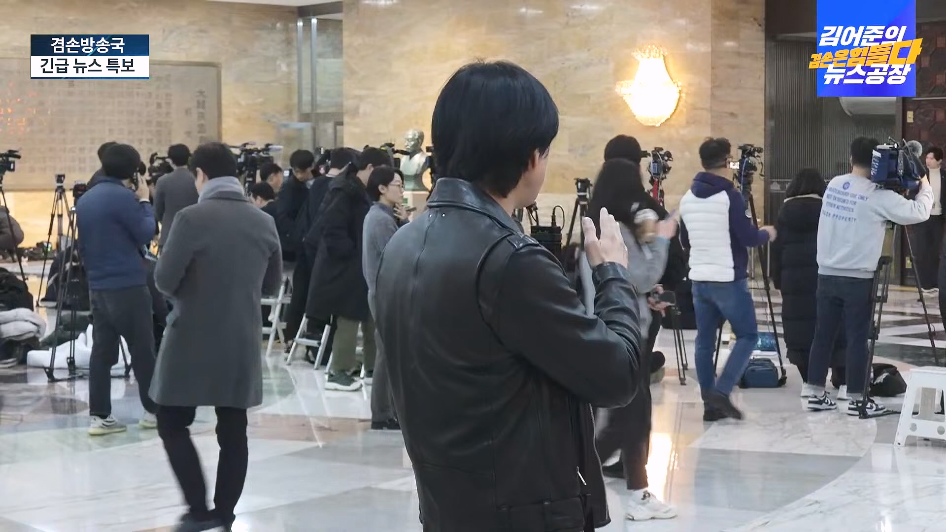[겸공 뉴스특보] 지금 국회 상황은_.mp4_20241207_084152.247.jpg
