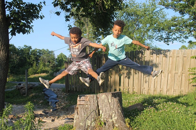 점프하는 어린이들