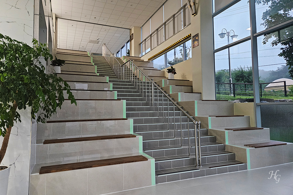 코이카 영월교육원 상생관 1층 로비 계단