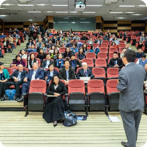 1년마다 열리는 학술대회. 발표자가 청중들에게 나와서 말하고 있다.